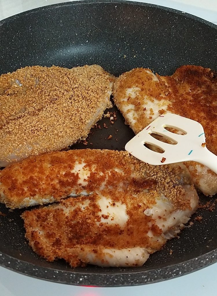 דג אמנון מטוגן עם פירורי לחם