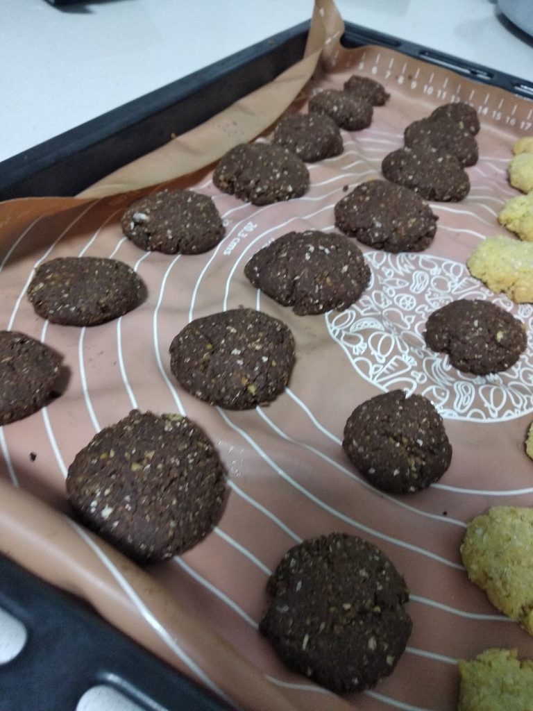 עוגיות חומוס וקקאו פרווה ללא גלוטן, בריאות וטעימות כשרות לפסח