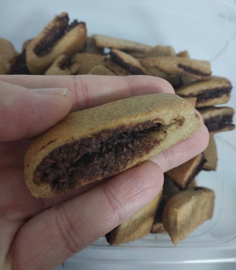 עוגיות במילוי שוקולד