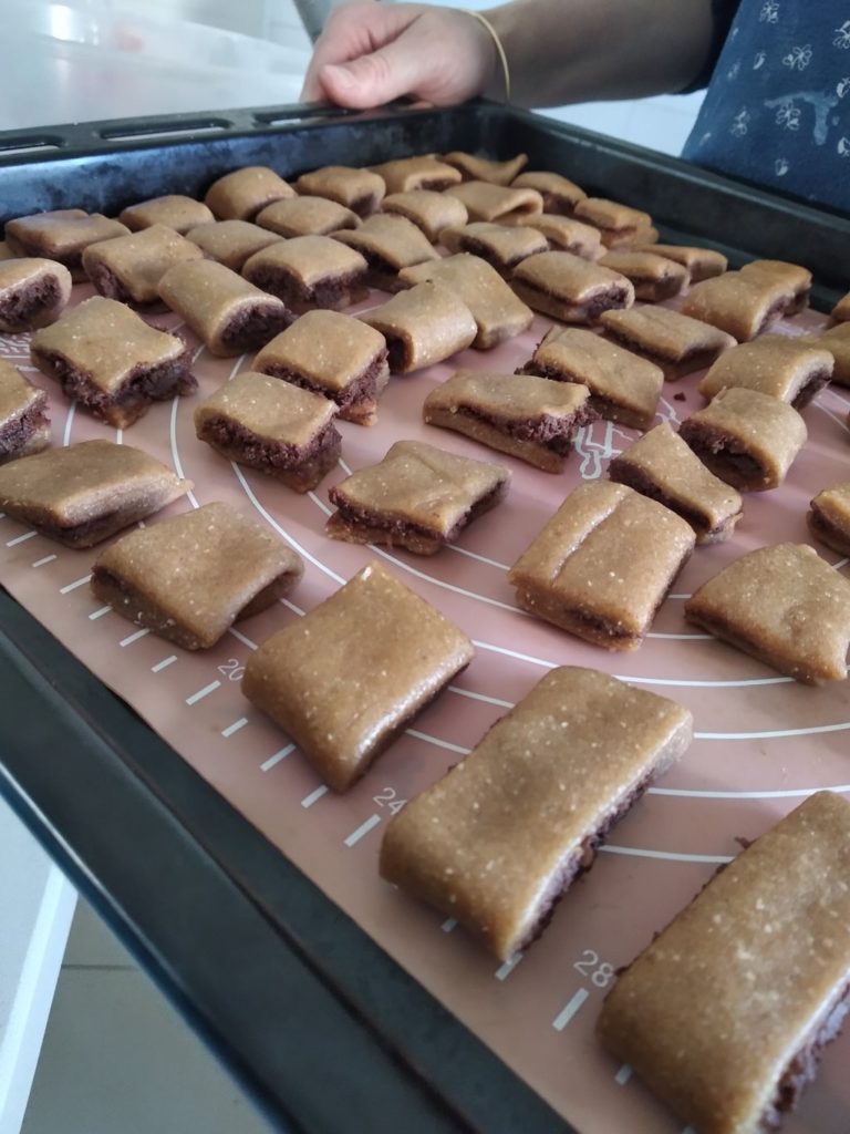 עוגיות במילוי שוקולד