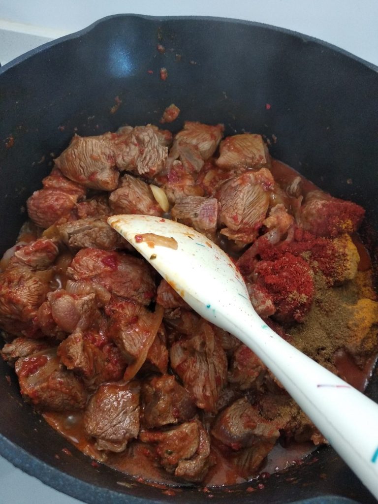 בשר עם רוטב עגבניות וחומוס