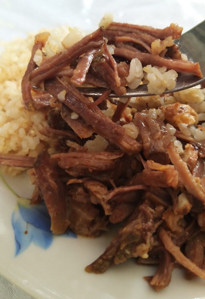 בשר מפורק עם אורז